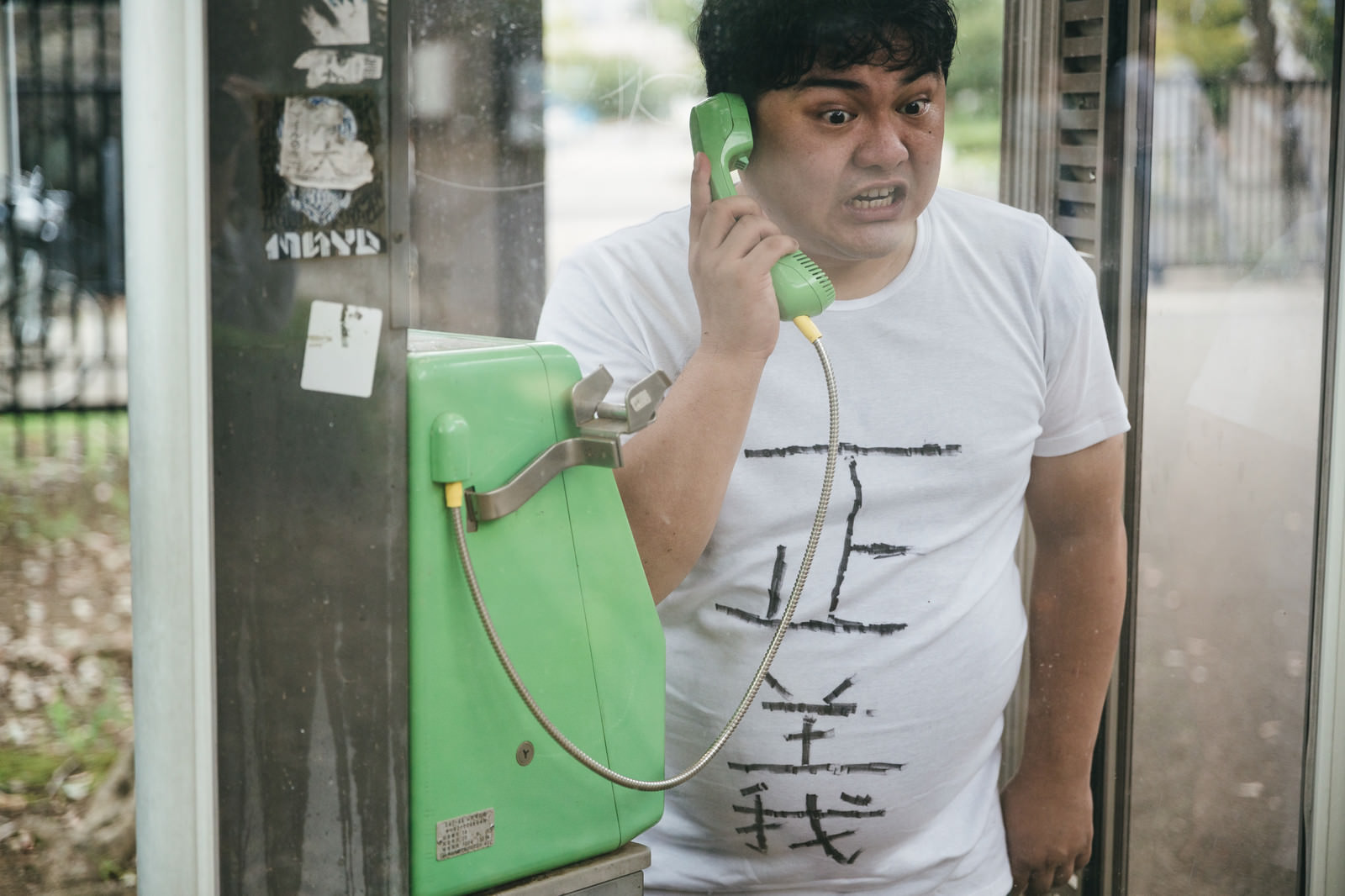 電話で怒鳴るクレーマー