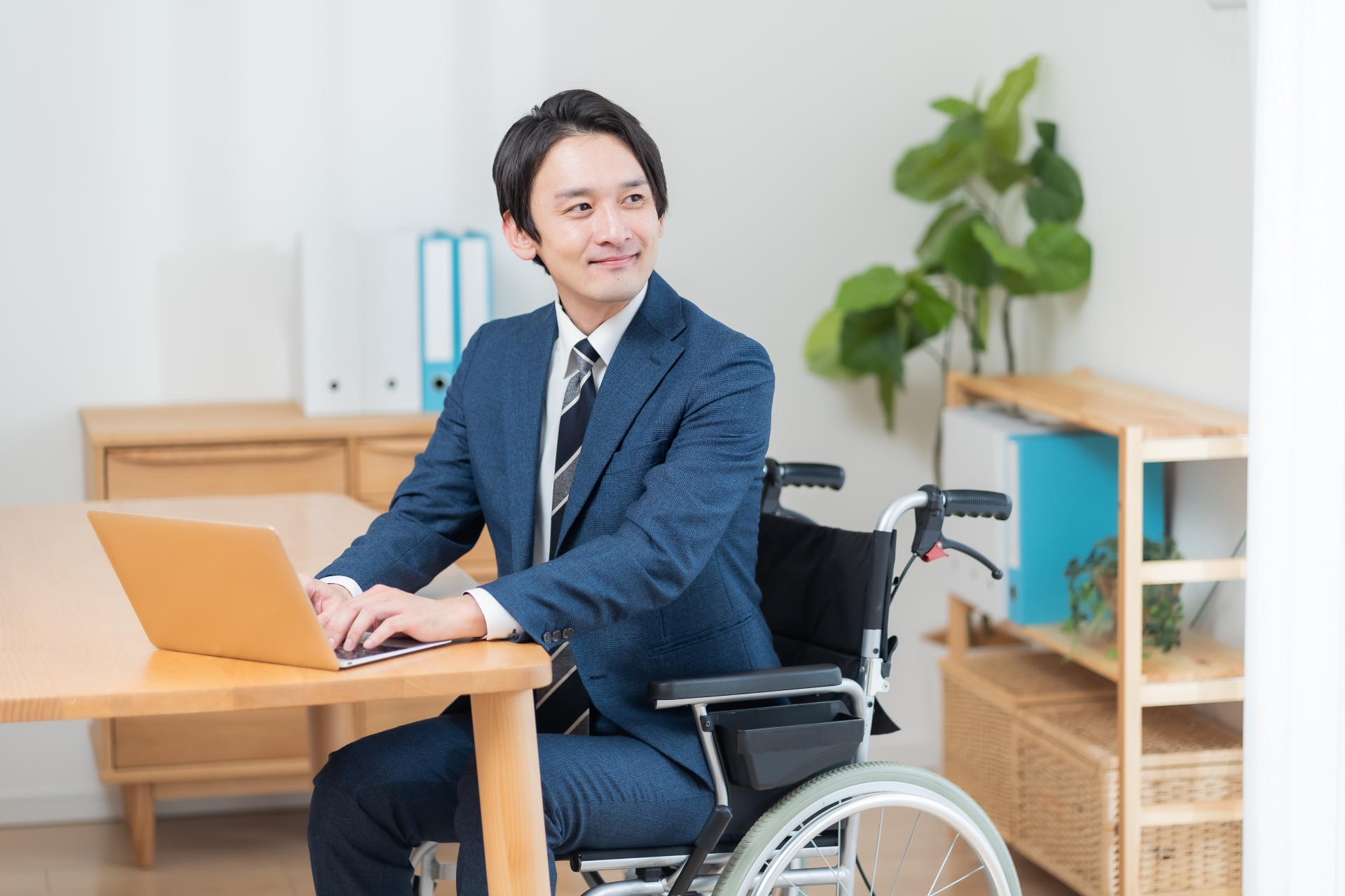車椅子で働く男性社員
